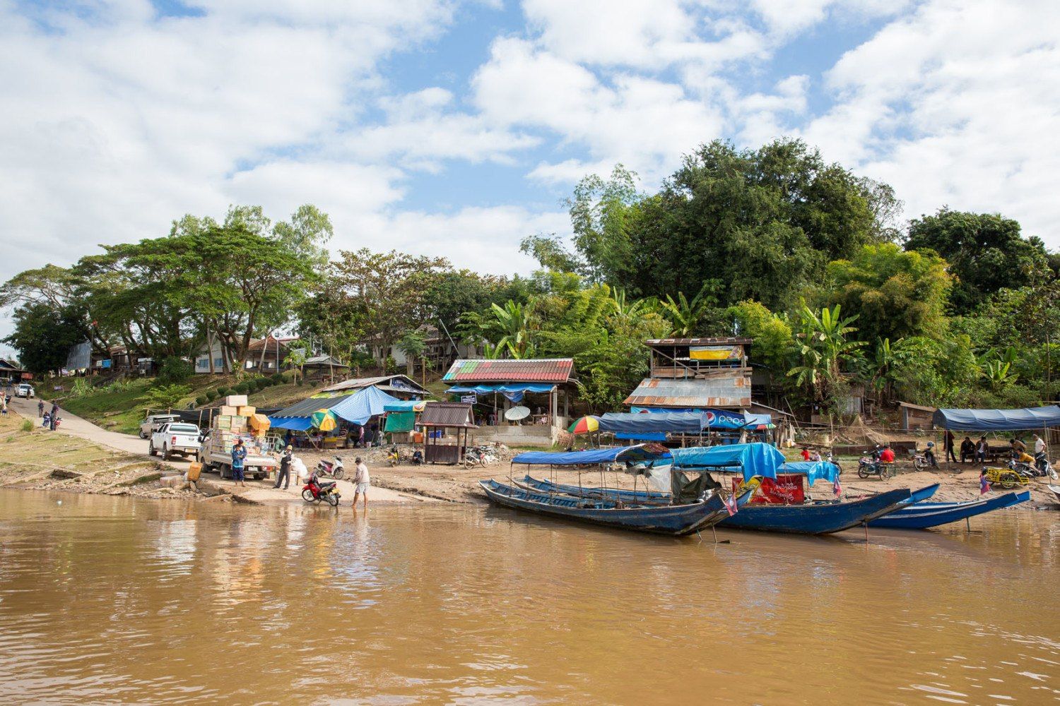 Taking the Slow Boat Down the Mekong River – Earth Trekkers