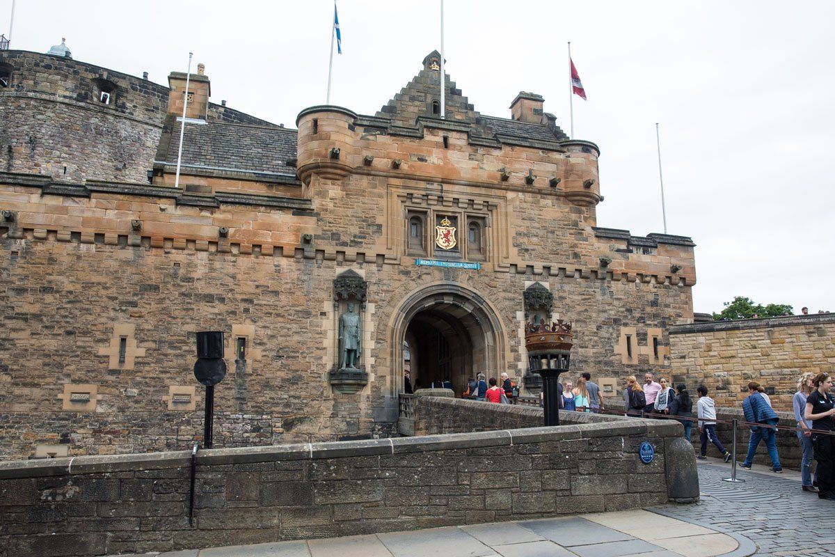 Edinburgh Castle Gate | Things to do in Edinburgh with Kids