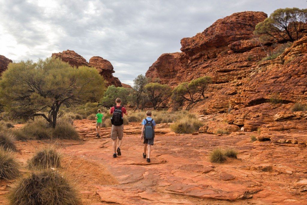 How to Hike the Rim Walk at Kings Canyon, Australia – Earth Trekkers