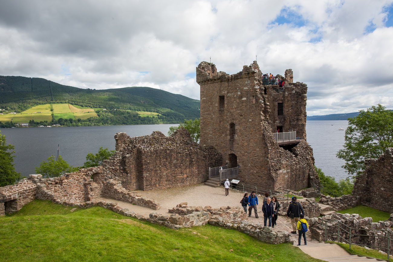 Castle well castle well. Замок Уркхарт Шотландия. Замок Аркарт в Шотландии. Шотландия замок на лох Несс. Замок Уркварт.