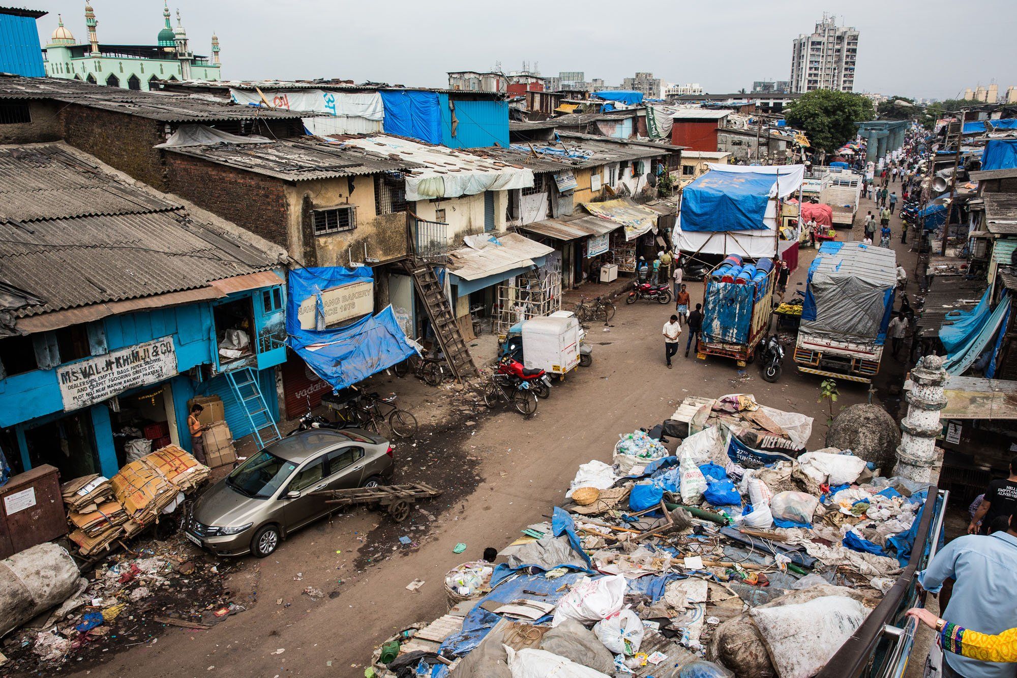 Самая бедная страна в мире 2024. Трущобы Дхарави в Индии. Трущобы Дхарави в Мумбаи. Бомбей город в Индии трущобы. Мумбаи Индия трущобы.