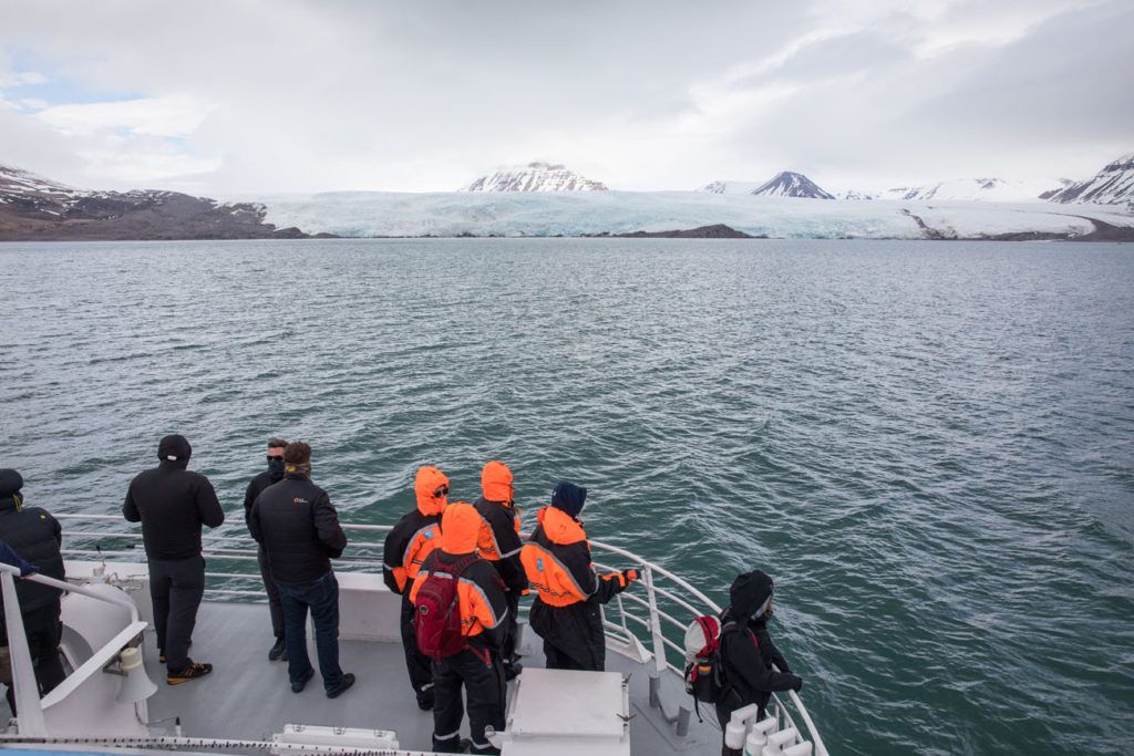 Cruising to Pyramiden, a Russian Ghost Town in Svalbard – Earth Trekkers