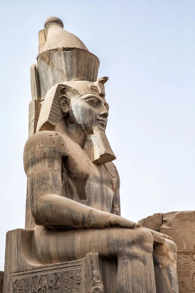 Estatua de Ramsés II en el templo de Luxor
