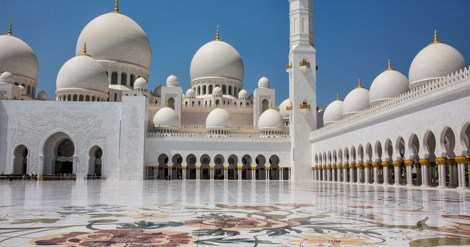 Featured image for “A Visit to the Sheikh Zayed Grand Mosque in Abu Dhabi”