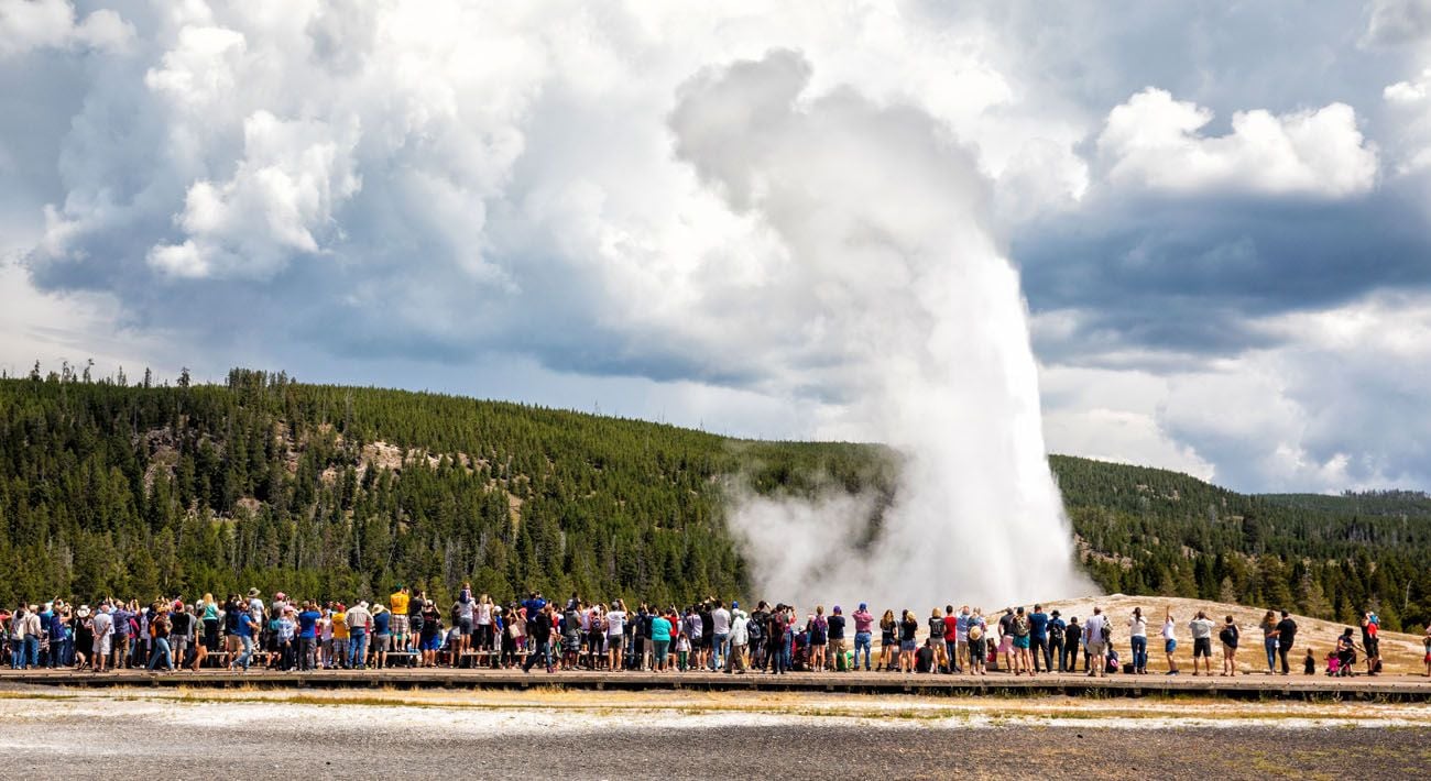 Glimte makeup metrisk Yellowstone's Old Faithful: 10 Tips to Have the Best Experience – Earth  Trekkers