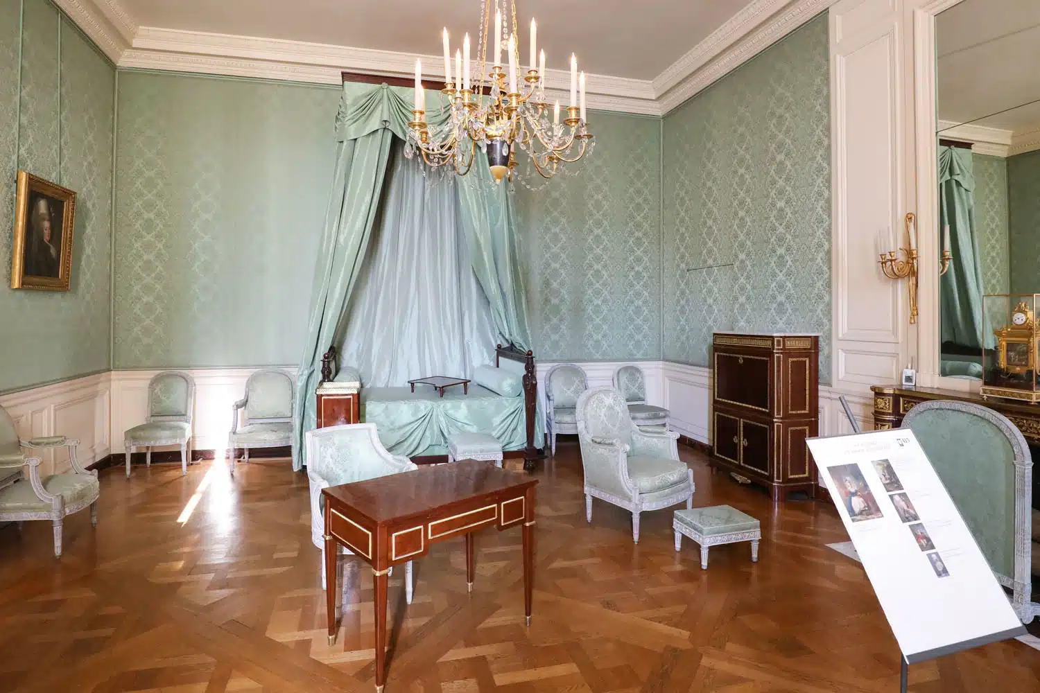 Marie Antoinettes Bedchamber | How to Visit Versailles